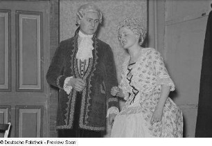 Auftritt einer Theatergruppe beim Bezirksausscheid für Volkskunstgruppen 1954