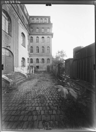 Dresden-Neustadt, Weintraubenstraße 3. EOS (Erweiterte Oberschule) "Romain Roland" (1914-1915; H. Erlwein). Hofansicht (Teilansicht) mit Eingang