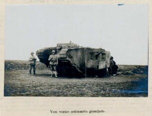Foto eines in der Schlacht bei Arras erbeuteten englischen Mark-Panzers