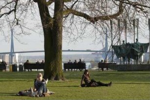 Der Altonaer Balkon befindet sich im Hamburger Stadtteil Altona-Altstadt im Bezirk Altona. Rechts die Skulptur „Fischer“ von Gerhard Brandes. Hinten die Köhlbrandbrücke