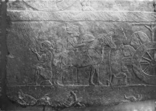 Wagenkämpfer und Reiter, Dreizoniges? Relief aus dem Palast von Ninive?
