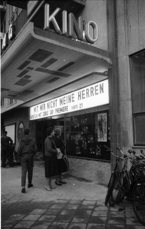 Eröffnung des Kinos "Regina" in der Hebelstraße 21.