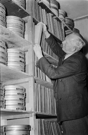 DEFA-Studio für Synchronisation in Berlin-Johannisthal. Mitarbeiter im Tonarchiv