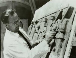 Reinhold Langner bei der Arbeit an dem Relief "Aus der Geschichte Dresdens" für das Studentenwohnheim Güntzstraße der Technischen Hochschule Dresden : Bildhauer Reinhold Langner bei der Arbeit, 1956