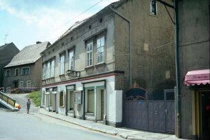 Straße mit Häusern, in denen Geschäfte untergebracht sind