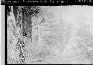 Haus hinter Bäumen