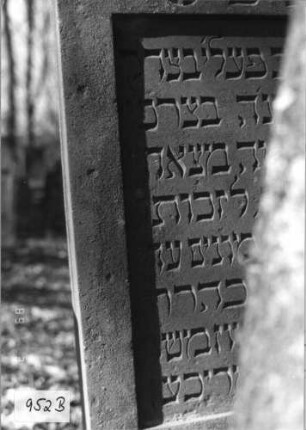 Grabstein 952 (Index: 99753142) Material: Sandstein Zustand: Sockel abgeblätt/Textverl/sonst gut Maße HxBxT: 138x67x14 cm Beschreibung: Stele, getreppt. Sockel, Abdeckplatte, rechteck. Schriftfeld eingetieft Symbolik: gestelztes Rundbogenfries, Blüten: Grabstein 952B