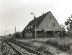 Großstolpen-Pödelwitz. Bahnhof (wohl 1. Dr. 20. Jh.). Empfangsgebäude. Gleisseite