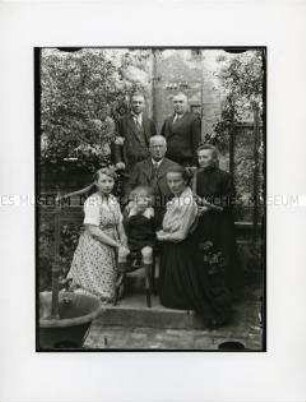 Gruppenporträt einer Familie (?)