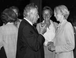 Feier des 80. Geburtstags von Hanns Swarzenski im Zentralinstitut für Kunstgeschichte in München: Swarzenski im Gespräch mit Inge Hacker und Margret Stuffmann