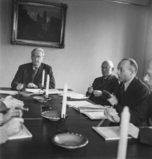 Berlin-Dahlem. Freie Universität Berlin, Boltzmannstraße. Senatssitzung (Senatssitzung. Von links: Horst Hartwich, Prof. Dr. Schäfer, Prof. Dr. Redslob, Prof. Dr. Friedrich Bülow und Prof. Dr. Martin Drath)