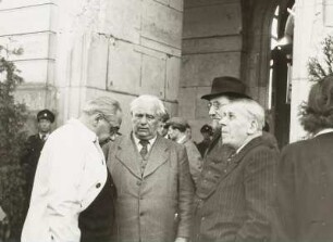 Großkundgebung auf dem Karl-Marx-Platz: Der Präsident des Deutschen Volksrates Wilhelm Pieck (2. von links) mit Hermann Kastner, Wilhelm Koenen und Otto Buchwitz vor dem Japanischen Palais