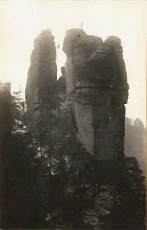 Sächsische Schweiz, Rathener Gebiet. Lokomotive. Seilschaft beim Abseilen von der Esse