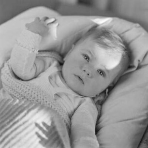 Kleinkind im Bett