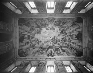 Fulda, Residenzschloss, Orangerie, großer Festsaal (sog. Weißer Saal od. Apollo-Saal), Deckenfresko, Götter des Olymp und der 4 Weltteile; Gebäudeentwurf von Welsch 1719-1720; Gebäudeausführung von Gallasini 1722-1724; Deckenfresko 1730 von Wohlhau
