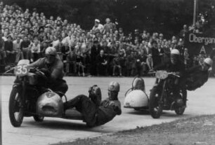 Motorrad Rennen. Seitenwagenmaschinen in der Kurve