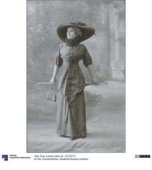 Frau in Kleid