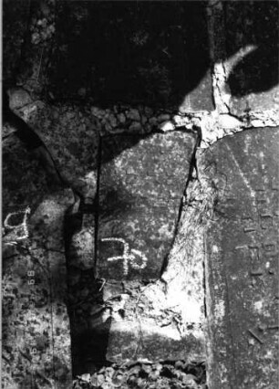 Grabstein 70 (Index: 99796403) Material: Sandstein Zustand: gut Maße HxBxT: 0x0x0 cm Beschreibung: Fragment: Grabstein 70