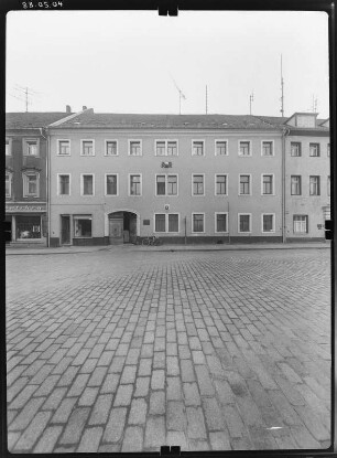Großenhain, Karl-Marx-Platz (Hauptmarkt) 3. Ehem. Gasthof "Zur Goldenen Kugel" (1744). Straßenfront