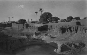 Lehmgruben und Lehmbauten : Lehmgruben. Im Hintergrund Lehmbauten in sudanesischem Stil