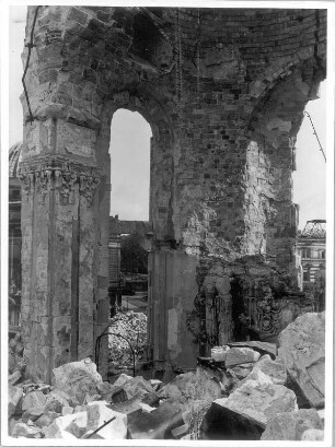 Dresden-Altstadt. Ruine der Frauenkirche. Chor mit Altarresten