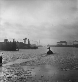 Hamburger Hafen : Blick entlang der Wasserstraße des Hamburger Hafens.