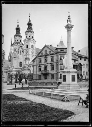 Brixen, Italien. Hofburgplatz mit Jahrtausendsäule und Dom zu Brixen