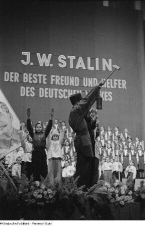 Chor und Tanzgruppe auf der Bühne