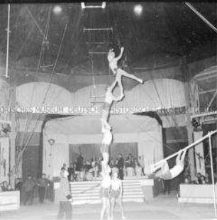 Turnakrobatik im Circus Busch in Berlin (Ost)