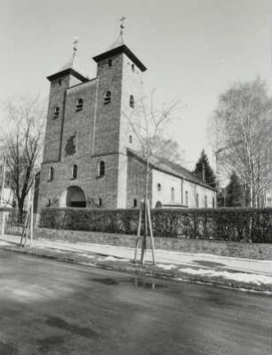 Königs Wusterhausen, Friedrich-Engels-Straße. Katholische Kirche St. Elisabeth (1937; C. Kühn). Ansicht von Südwesten