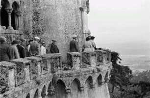 Reisefotos Portugal. Sintra. Touristen auf einem äußeren Wehrgang des Palácio Nacional da Pena (nach 1840)