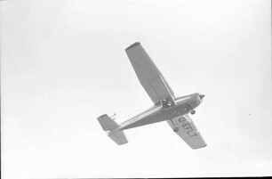 Oberrimsingen: Cessna 172 mit beiden Fallschirmspringern beim Hochdrehen