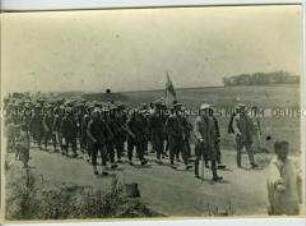 Marschierende Chinesen, angeführt von Deutschen