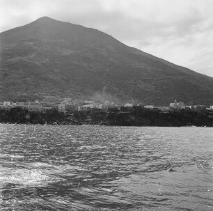 Stromboli, Blick auf Insel und Ort vom Schiff auf