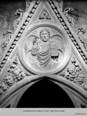Tondo mit segnendem Christus, Löwenköpfe, Akanthusblätter - Corsini-Grab: Giebel
