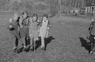 Kinder beim Spielen : Tanzende Mädchen
