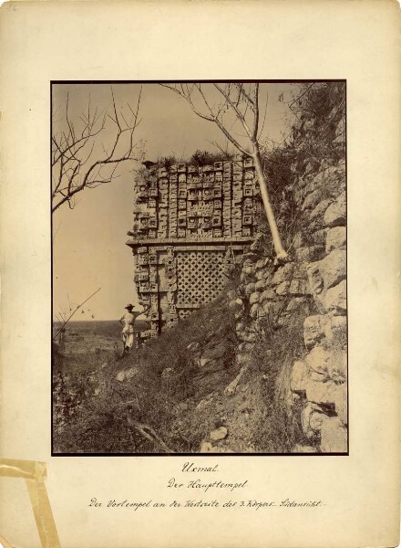 Le temple d'Uxmal. Le temple principal. Le pré-temple sur le côté ouest du 3e corps. Vue sud.