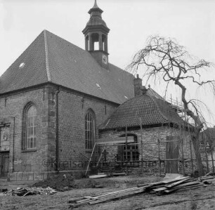 Schlosskirche: Renovierung: Außenaufnahme: Gerüst an der Grabkapelle: Blick von Nordosten