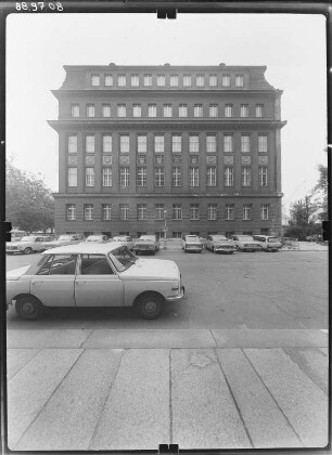 Dresden-Neustadt, Weintraubenstraße 3. EOS (Erweiterte Oberschule) "Romain Roland" (1914-1915; H. Erlwein). Ansicht von Nordwest (von der Melanchthonstraße)