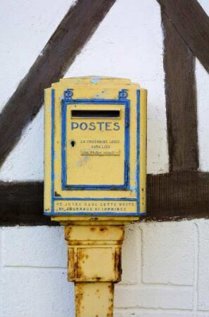 Frankreich. Haute Normandie. Seine Maritime. Dieppe. Briefkasten vor typischer Hausfassade
