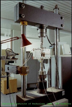 Mikrozugprüfeinrichtung am Institut für Materialforschung II (IMF II)