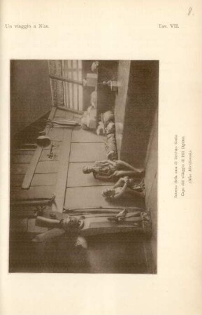 Tav. VII. Interno della casa di Sidùho Ghèo Capo del villaggio di Hili Dgiòno