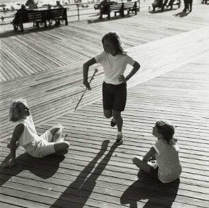 Kinder (Miss Awe und Schwester, Dolores Kelleher)