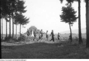 Sächsische Schweiz. Naturschutz-Wandergruppe am Zirkelstein. Wiedererrichten eines Gedenksteines, 1946
