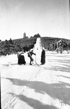 Oberwiesenthal. Skiläufer und Spaziergänger am Fichtelberg. Blick gegen den Gipfel