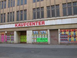 Aschersleben - Bauruine im Zentrum : Dieses Gebäude ist nicht die einzige Bauruine in der Innenstadt, Häuser in ganzen Straßenzügen sind vom Verfall bedroht. Aufgenommen am 30. Mai 2004 in Aschersleben