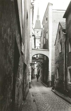 Passau, Höllgasse : Passau. Höllgasse. Blick gegen den Rathausturm