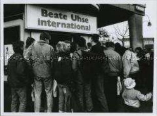 Männer aus der DDR stehen nach dem Mauerfall vor einem "Beate Uhse"-Laden in Berlin Schlange