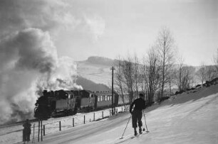 Schmalspurbahn zwischen Geising und Altenberg. Bergauf fahrender Zug mit 2 Loks. Winterbild