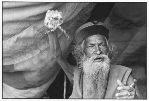 Allahabad. Sadhu mit ausgestrecktem Arm und verkrüppelter Hand